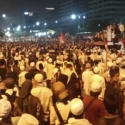 Tiba Di Jalan Depan Komplek Parlemen, Demonstran Langsung Tunaikan Shalat