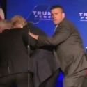 Dikira Ada Senjata, Trump Diamankan Secret Service Dari Panggung Kampanye