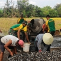 Prajurit Kostrad Bantu Perbaikan Jalan Desa Di Sukoharjo