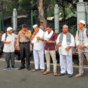 Pasukan Asmaul Husna Berzikir Di Seberang Istana