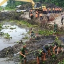 Prajurit Kostrad Ikut Bersihkan Danau Rawa Pening