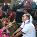 Ketua MPR Hibur Anak-anak Dan Beri Bantuan Gempa Aceh