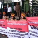 Berpakaian Khas Papua, Warga Minta KPK Periksa Mantan Wali Kota Jayapura