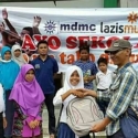 MDMC-Lazismu Bagikan School Kit Untuk Anak-Anak Korban Banjir Bima