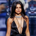 Selena Gomez, Cium Mantan Bella Hadid
