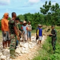 Prajurit TNI Ikut Gotong Royong Bangun Jalan Pedesaan Di Blora