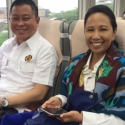 Rini & Jonan Akrab Sebangku Di Kereta