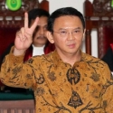 Di Depan Hakim, Ahok Acungkan Dua Jari