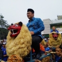 Diarak Naik Singa, Emil Deklarasi Jabar Satu Di Monumen Lautan Api