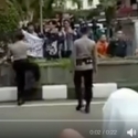 Beredar Video Polisi Rampas Kain Bertuliskan Dua Kalimat Syahadat