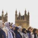 Puluhan Wanita Berhijab Ikut Bentuk Rantai Manusia Di Jembatan London