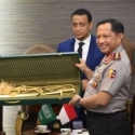 Kapolri Serahkan Pedang Emas Dari Raja Salman ke KPK