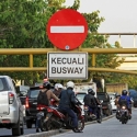 Tak Diizinkan Lewat Busway, Pengendara Nyaris Tikam Petugas