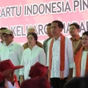 Menko PMK Serahkan PKH, PMT, KIP Dan KIS Di Sambas