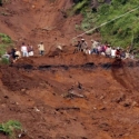 25 Korban Longsor Ponogoro Masih Dicari