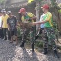 Prajurit Kostrad Bersama Warga Mengaspal Jalan Di Desa Bancong