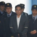 Dengan Tangan Diborgol, Bos Samsung Hadir Di Pengadilan