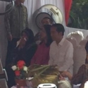 Di TPS 04, Jokowi Ajak Pemain Orkes Foto Bersama