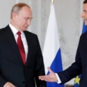 Di Tengah Kecanggungan, Emmanuel Macron Bertemu Tatap Muka Dengan Vladimir Putin