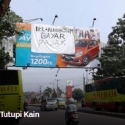 Nunggak Pajak, Reklame Iklan Mobil Ditutup Kain Putih