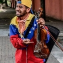 Biola Dirusak Polisi, Warga Bantu Violinis Simbol Damai Protes Venezuela