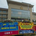 Polri Singkirkan Karangan Bunga Yang Beda Konteks