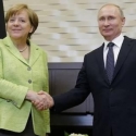Merkel Minta Putin Soroti Penganiayaan Pria Gay