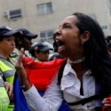 Ratusan Wanita Turun Ke Jalanan Ibukota Memprotes Presiden Maduro