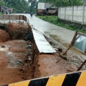 Jalan Rangkasbitung-Cileles Masih Dibiarkan Amblas