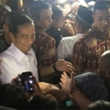 Presiden Jokowi Bagi-bagi Sembako Di Bogor