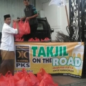 PKS Bagikan Ratusan Paket Takjil Gratis Di Pertigaan Rawa Belong