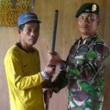 Warga Sintang Dengan Sukarela Serahkan Senpi Rakitan Ke TNI