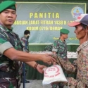 Anggota TNI Kodim Demak Salurkan Zakat Fitrah Ke Masyarakat Sekitar Kodim