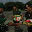 Danbrigif Para Raider 3 Kostrad Bagikan Bingkisan