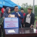 Mensos Berikan Bantuan Ke Warga Lampung