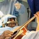 Musisi Ini Bermain Gitar Saat Otaknya Dioperasi