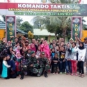 Satgas Pamtas Yonif Para Raider 432 Kostrad Ajak Warga Wisata Ke Pintu Perbatasan RI-PNG