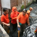 Kerja Bakti, Wali Kota Ini Turun Langsung Bersihkan Got