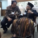 Sebelum Terbang Ke Mekkah, Mbah Moen Bertemu Djan Faridz Di Bandara Soekarno-Hatta