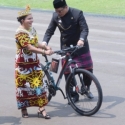 Jokowi Hadiahi Sepeda Menteri Hingga Pegawai Istana Berbaju Adat Terbaik