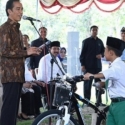 Menterinya Juga Sebar Hoax, Presiden Jokowi Diminta Berhenti Bagikan Sepeda