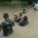 Prajurit TNI Bantu Korban Banjir Yang Terjebak Di Dalam Rumah