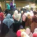 Ratusan Perempuan Berjilbab Geruduk Kedubes Myanmar