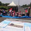 Di Depan Istana Jokowi, Petani Kendeng Masih Bertahan Pegang Merah Putih