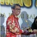 Rektor Unpad Diganjar Democracy Award Atas Komitmen Pengabdian Masyarakat