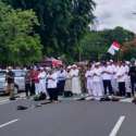 Peserta Aksi Bela Palestina Salat Dzuhur Di Depan Kedubes AS Jakarta