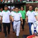 Cak Imin Tendang Bola Menandai Liga Pekerja Resmi Dimulai