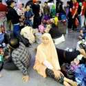 Calon Penumpang Selonjoran Di Lantai Stasiun Pasar Senen