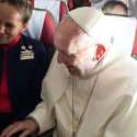 Paus Fransiskus Pimpin Pernikahan Awak Kabin Di Dalam Pesawat