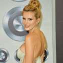 Bella Thorne, Perut Diciumi Pacar